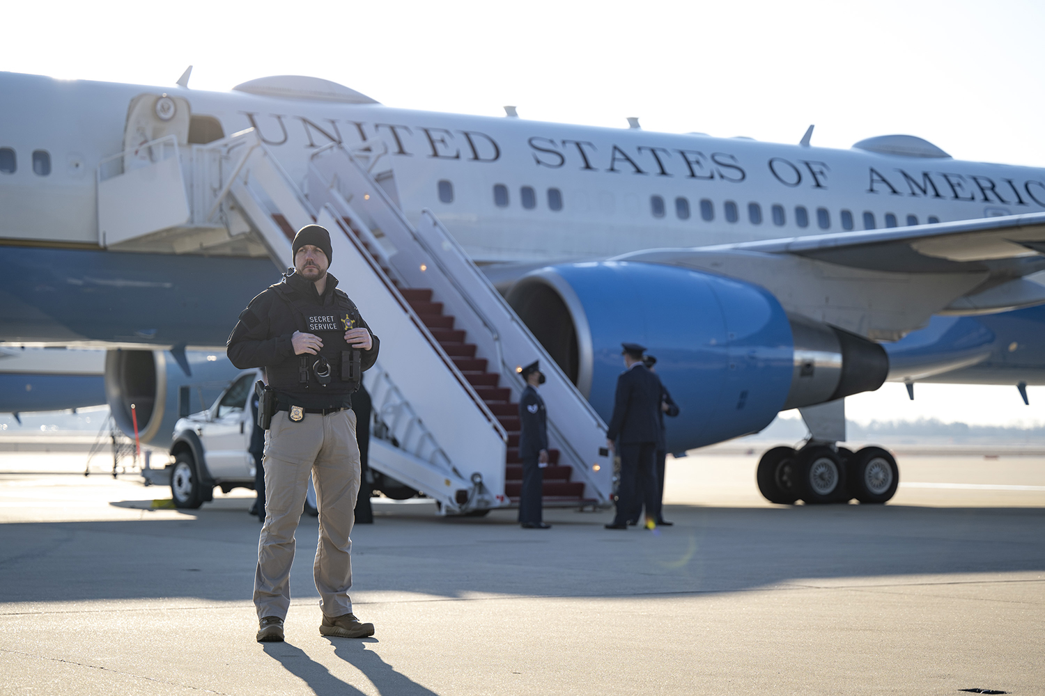 A Special Agent stands in front of Air Force One.
