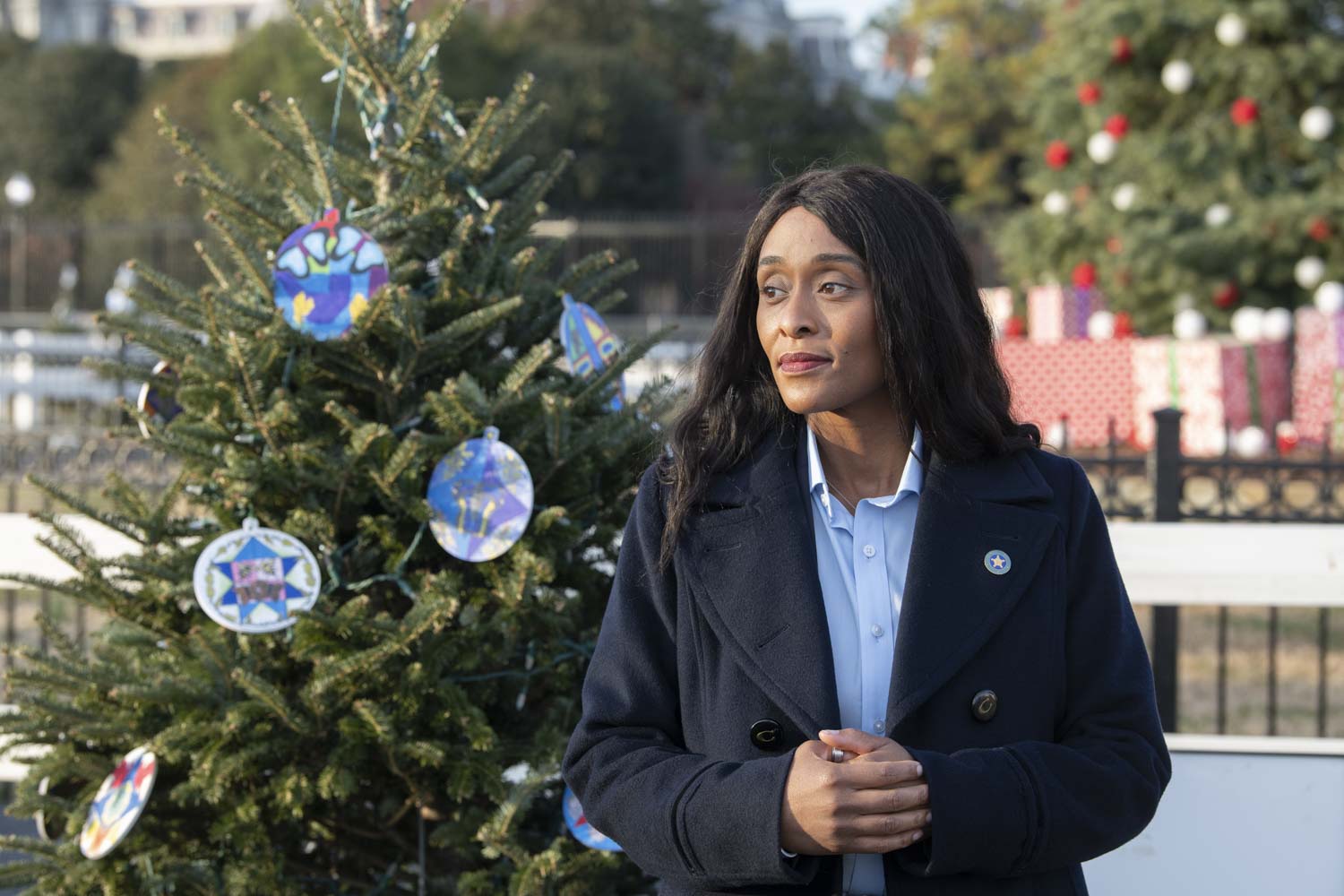 Special agent standing outside the White House.