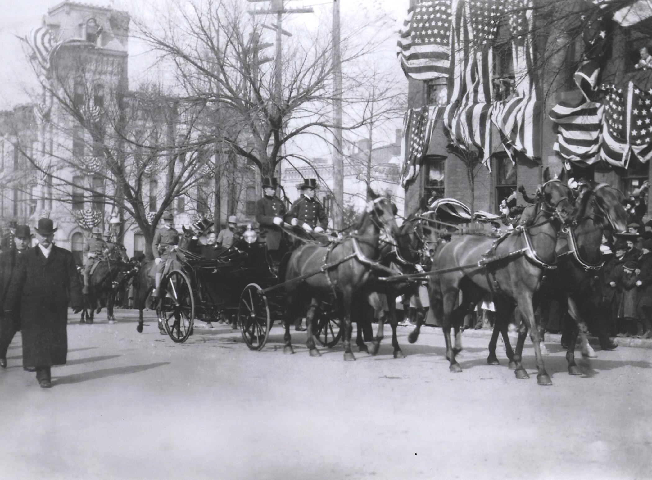 Secret Service operatives escort President Theodore Roosevelt. (Library of Congress)