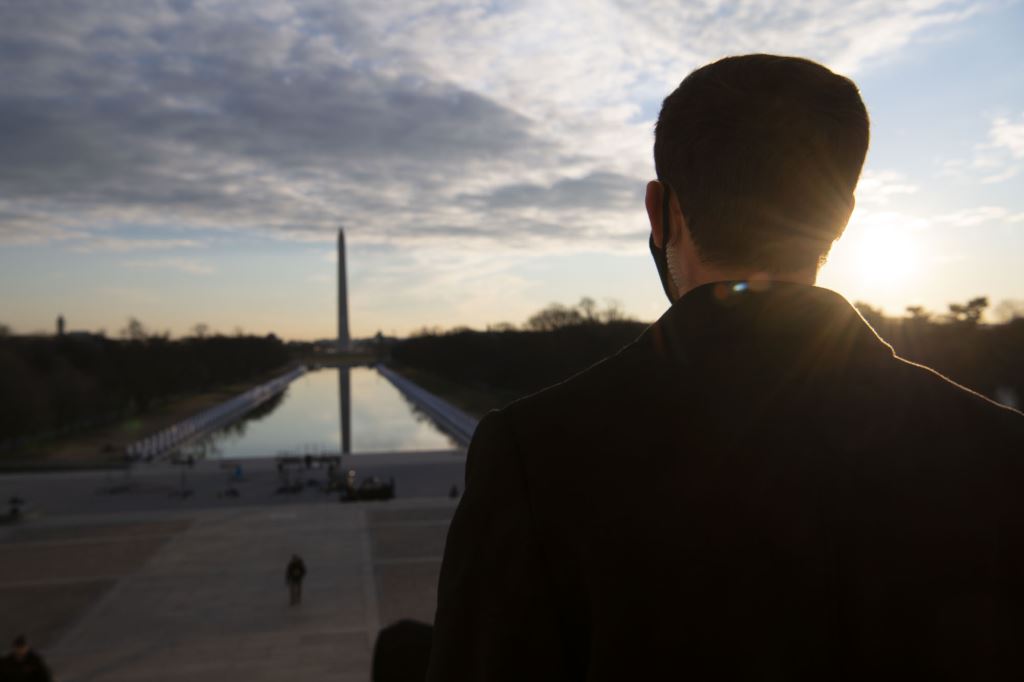 Agent by the Washington Monument